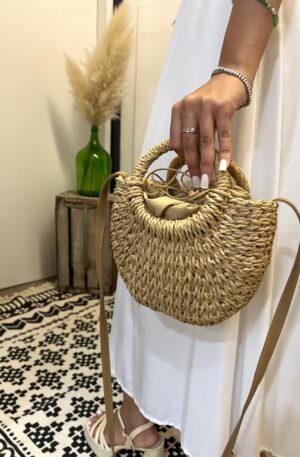 Pequena mala de palha com alça trançada, ideal para estilo casual de verão.