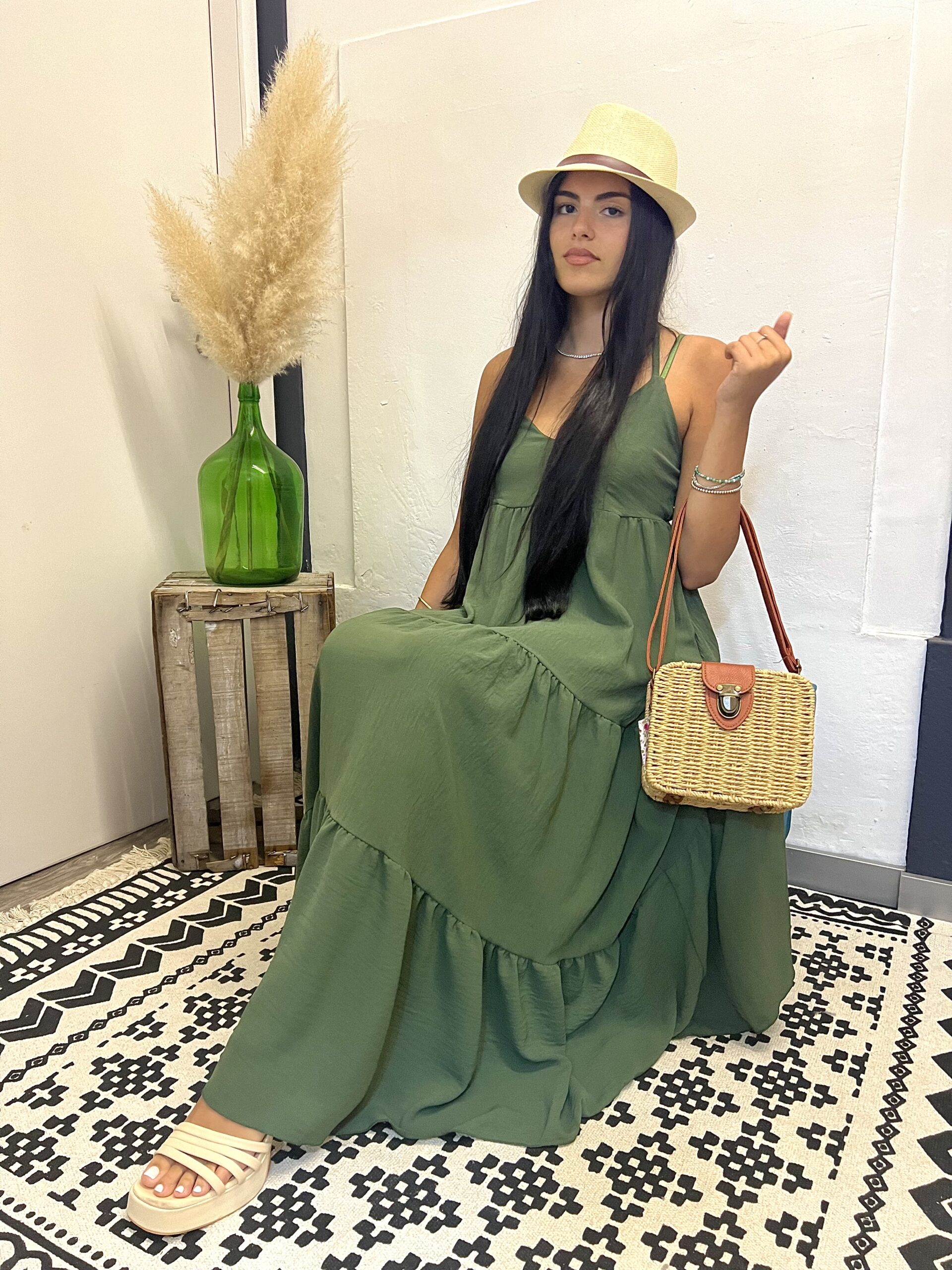 Vestido verde caqui, estilo casual e versátil para diversas ocasiões