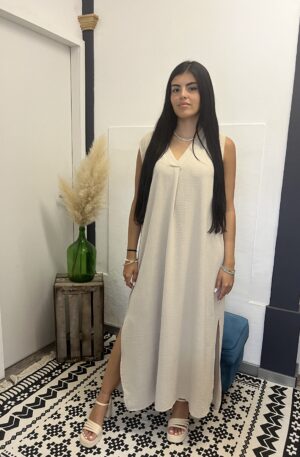 vestido bege amplo e casual, perfeito para diversas ocasiões sem perder o estilo descontraído.