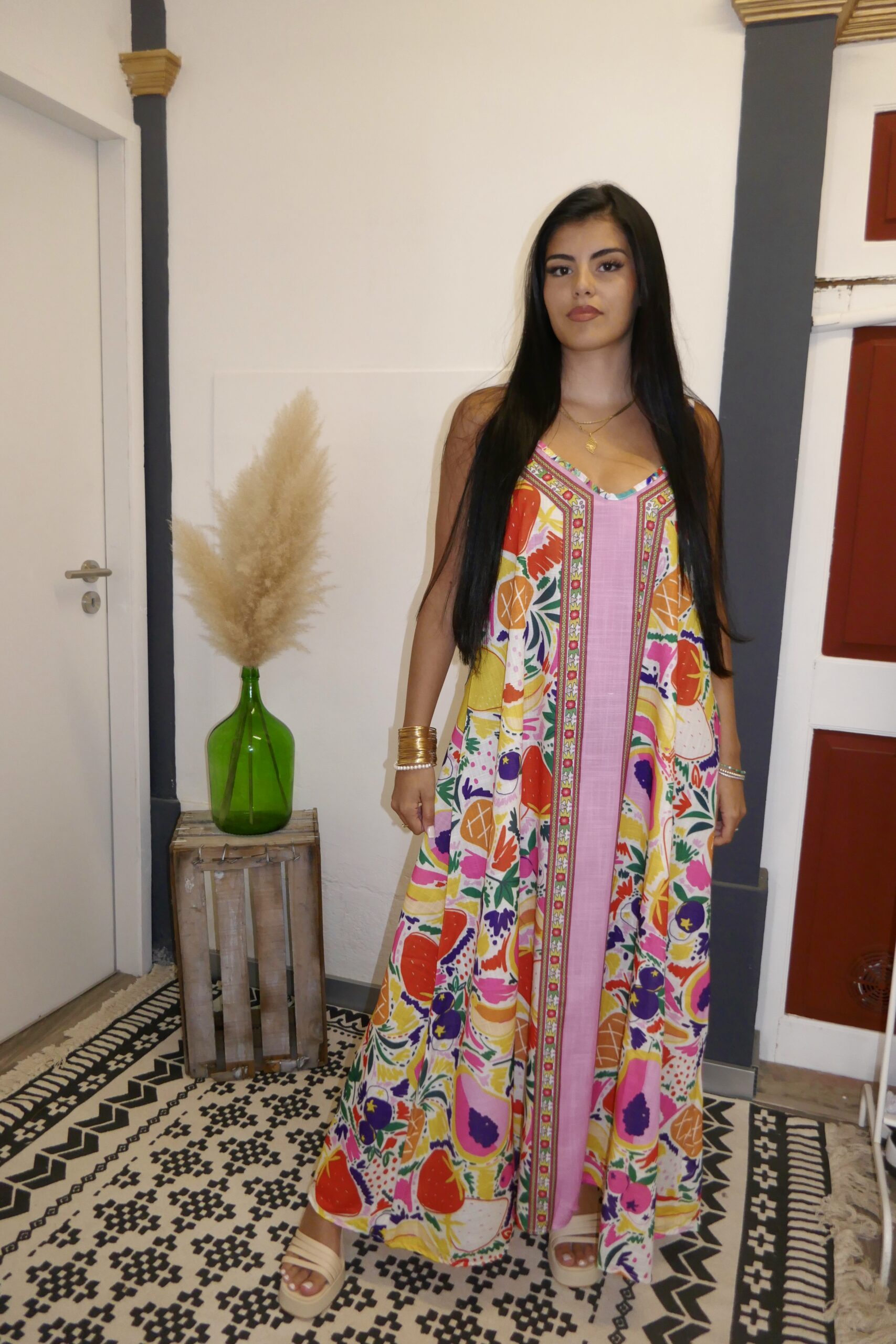 Vestido tropical verão: cores vibrantes e padrão tropical